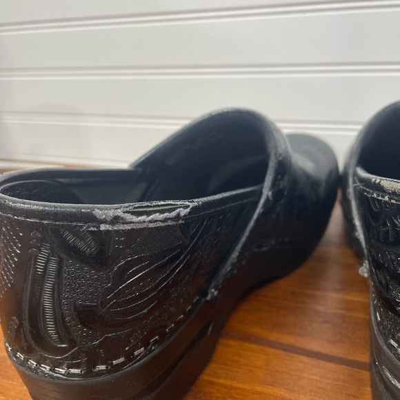 Dansko Black Professional Clog Tooled Leather Embossed Engraved Shoe Size 40 - Picture 9 of 14